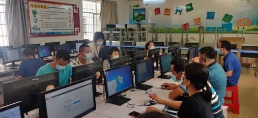 山根镇组织36名村“两委”干部开展计算机技能培训